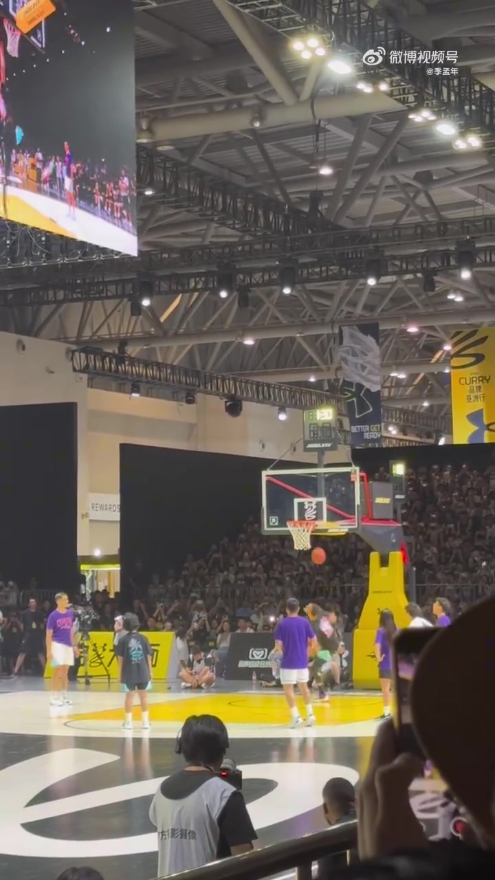 开云体育app-中国行必备节目：库里怎能不献上标志性扣篮与经典勉扣失误？