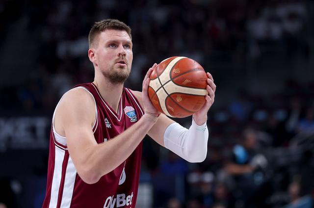 苦苦支撑！波尔津吉斯首节7投3中&amp;amp;三分4中2 得到10分2板1帽